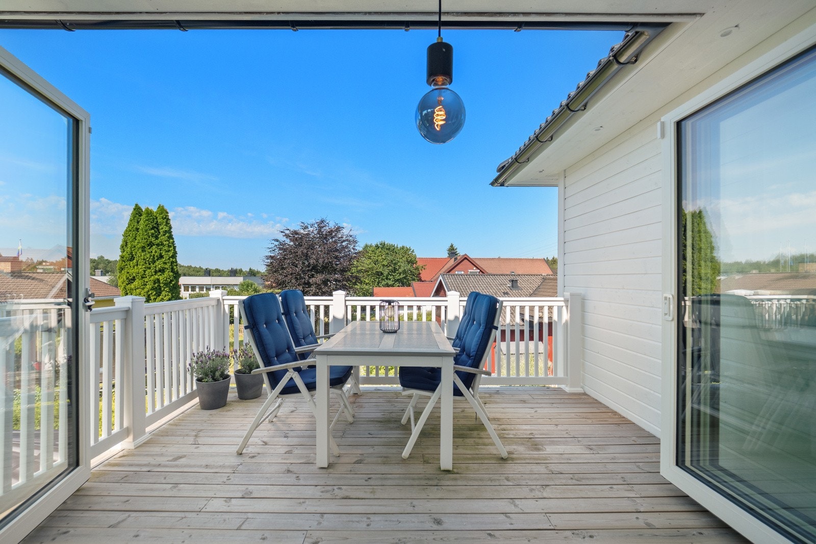 Den deilige vinterhagen har god plass til spisestuemøbler eller annet, alt etter behov. Galleribilde