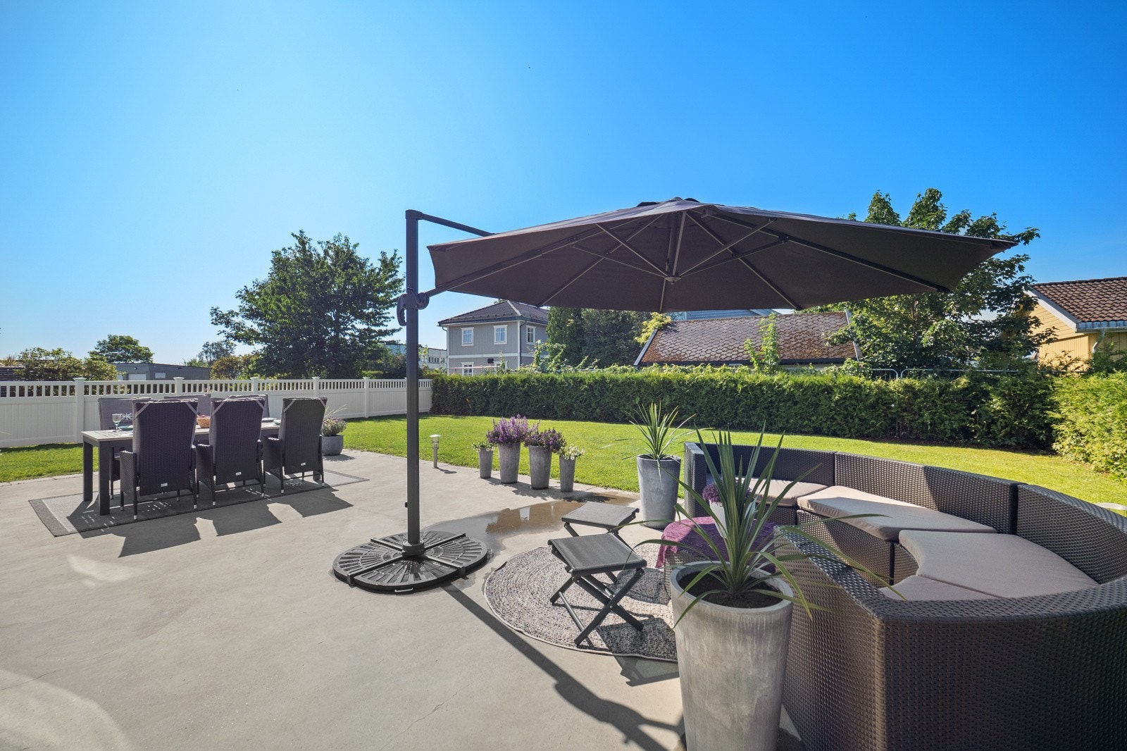 Hagen har god boltreplass på plen og en stor markterrasse med gode solforhold. Galleribilde