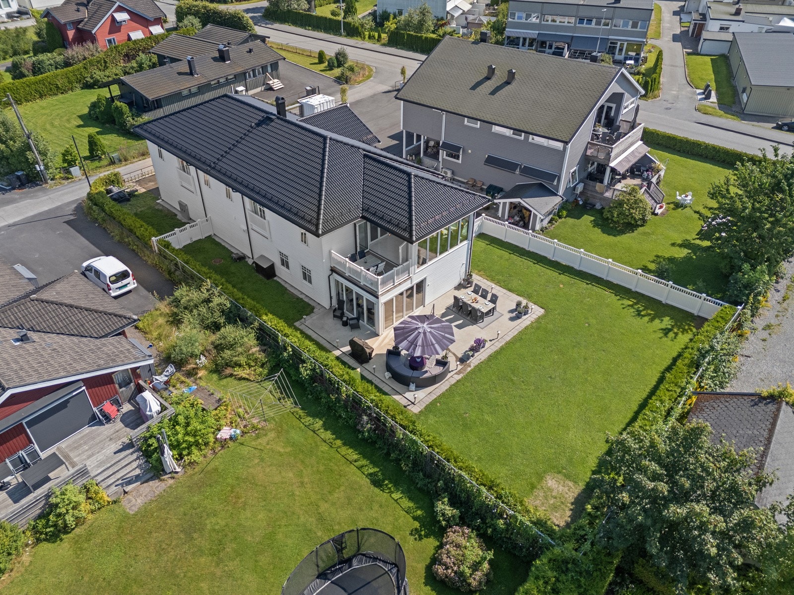 Boligen har to østvendte balkonger på ca. 2 kvm utenfor kjøkken og stue. Galleribilde