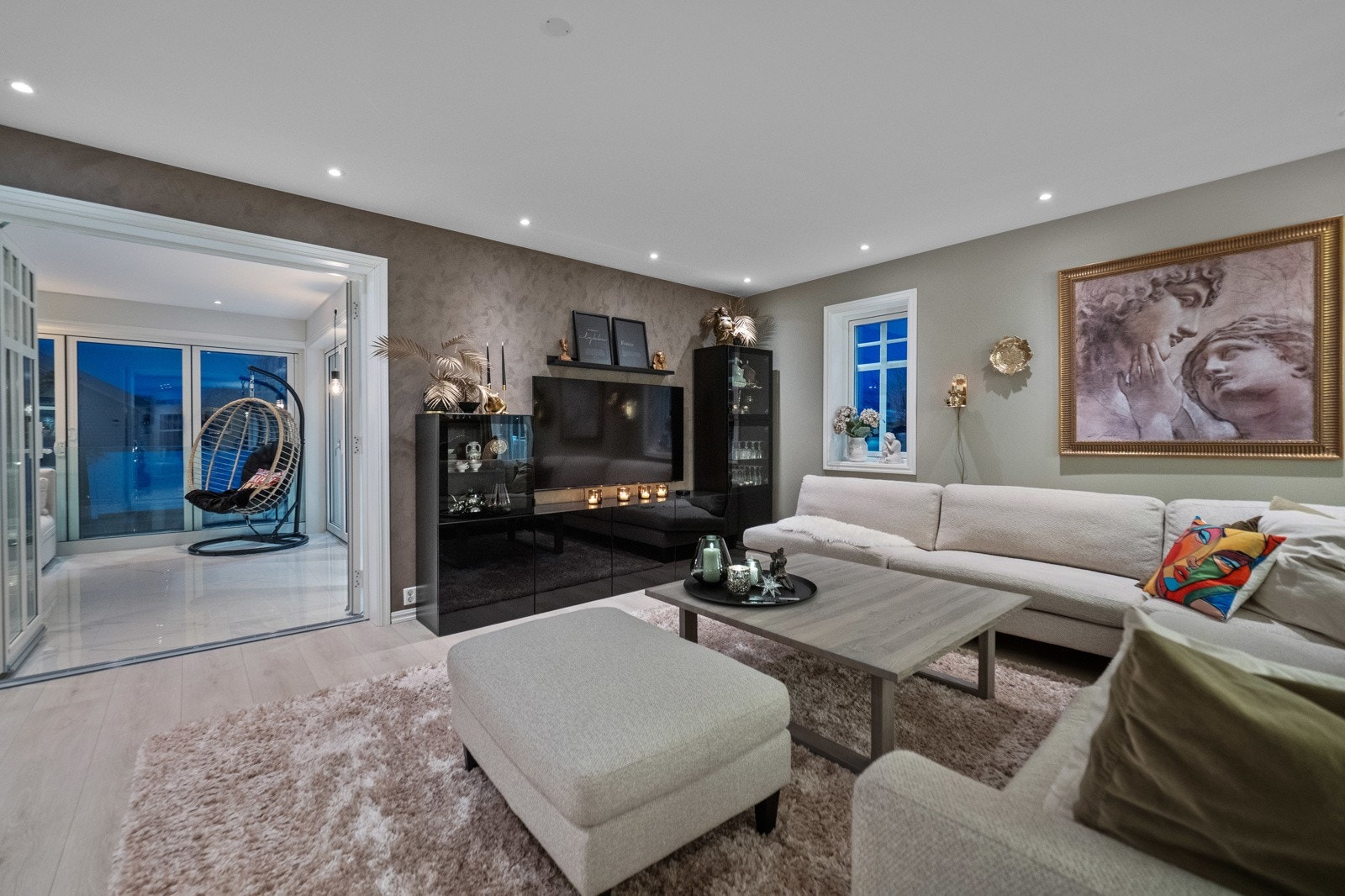 Fra stuen er det tofløyede dører inn til vinterhagen, hvor det er videre utgang til takterrassen. Galleribilde