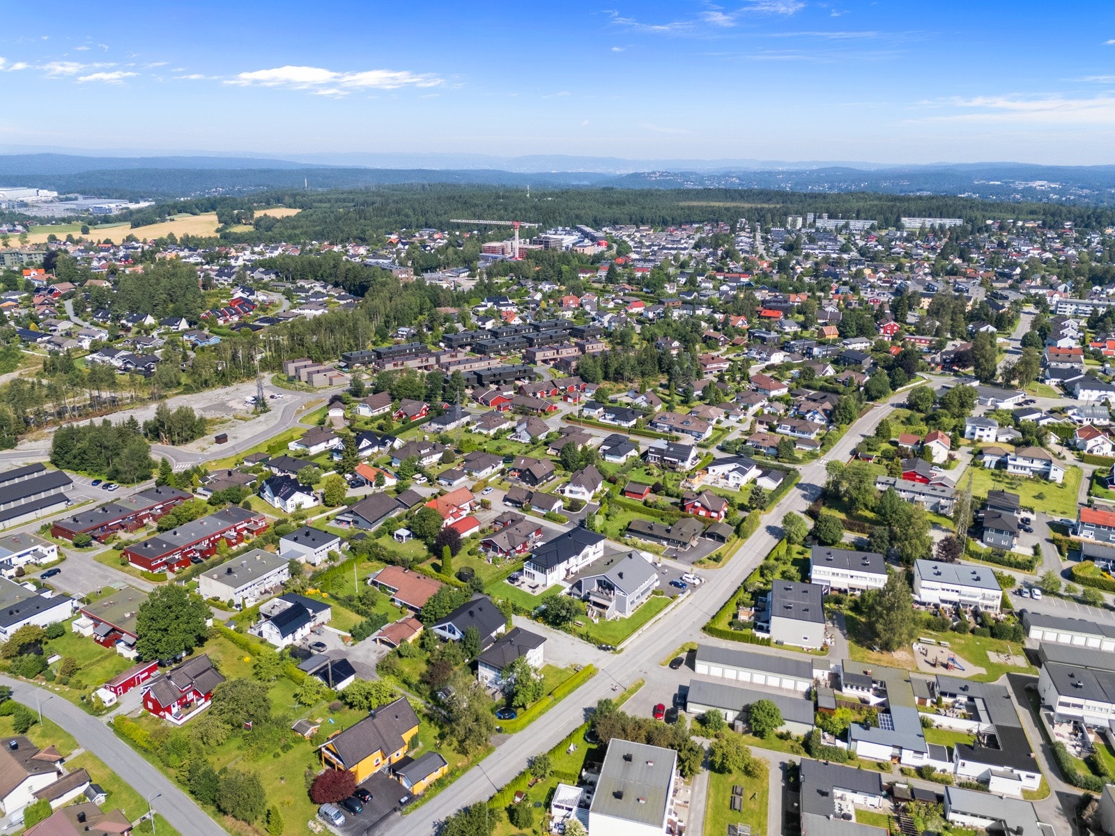 Boligen ble oppført i 2022 i et veletablert nabolag som byr på gode oppvekstvilkår. Det er flere barnehager og lekeplasser i nærområdet, og ca. 110 meter til bussholdeplass. Galleribilde