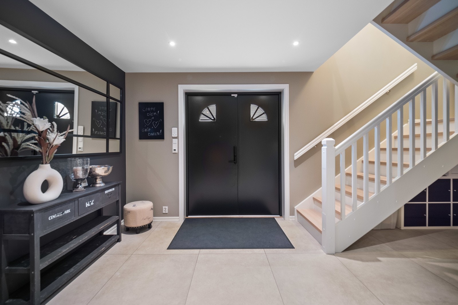 Boligen har vannbåren gulvvarme i begge etasjer, utstrakt bruk av downlights og smarthusstyring fra Homey. Galleribilde