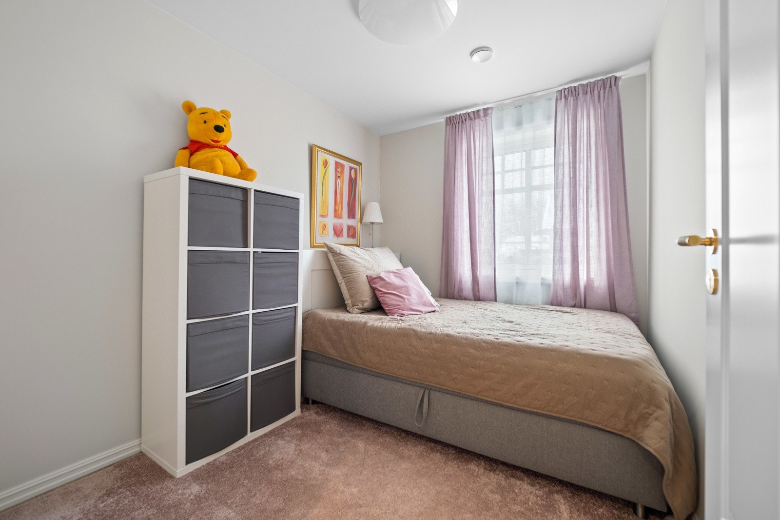 Soverommene har en fin størrelse, gode vindusflater og nøytralt fargevalg. Galleribilde