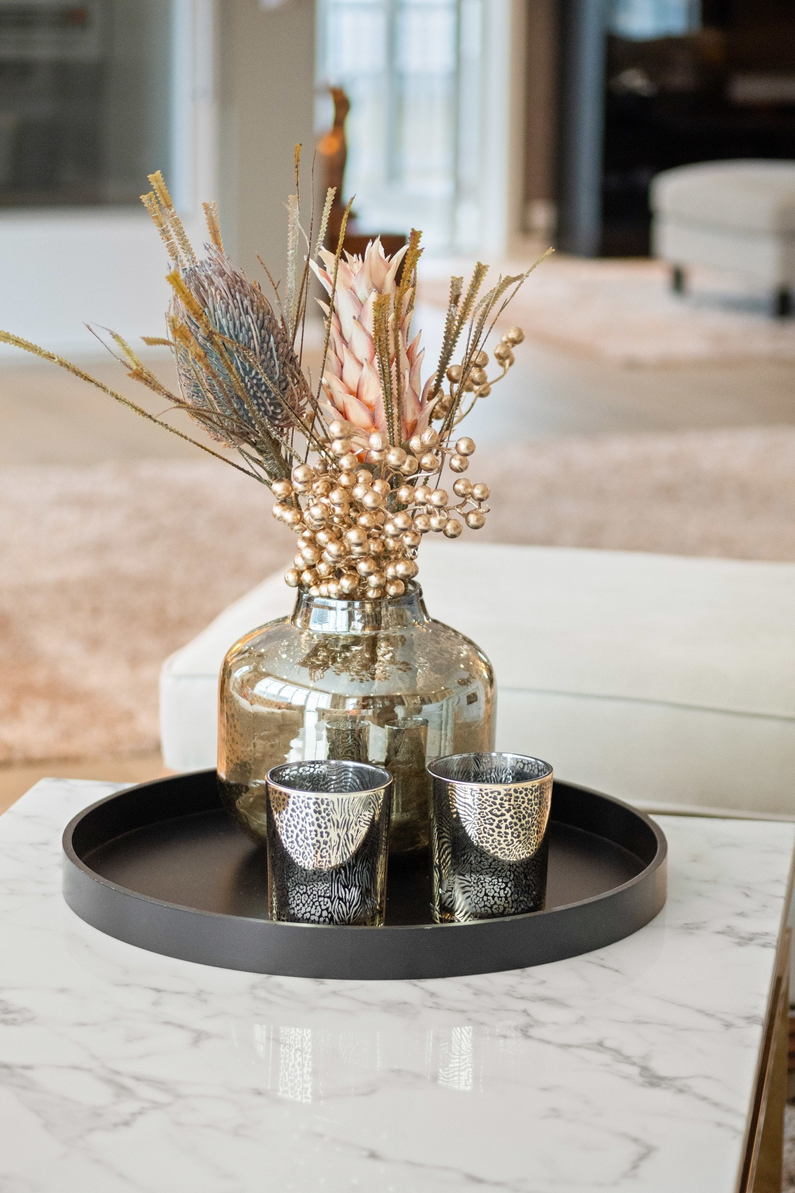 Boligen har et gjennomført delikat farge- og materialvalg som er enkelt å harmonere med egne møbler. Galleribilde