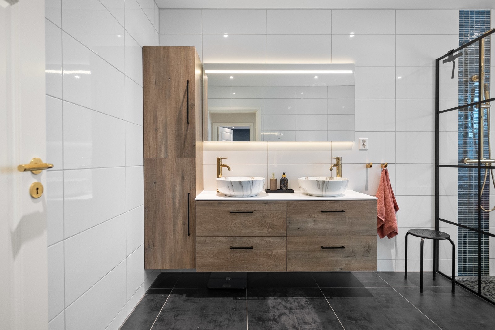 Servantinnredningen har to bollservanter, messigkraner, rikelig med oppbevaringsplass og speil med integrert belysning. Galleribilde