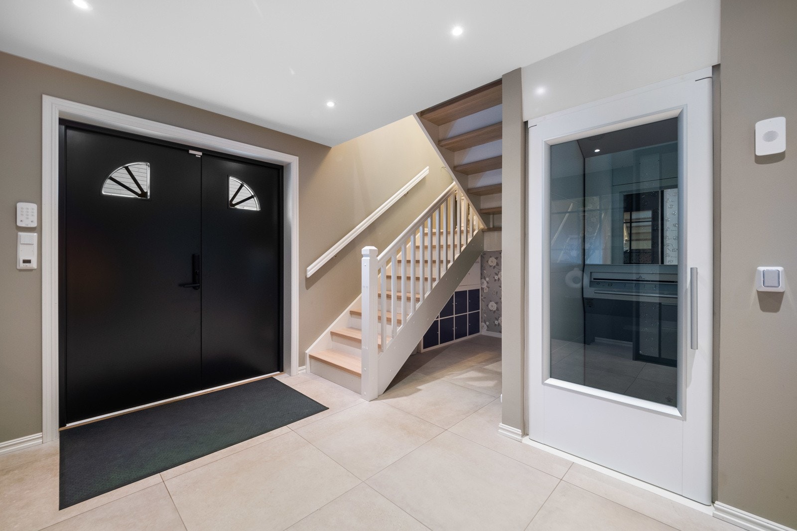 Hallen har trapp og heis opp til stuen i andre etasje, og er flislagt med vannbåren varme i gulvet. Galleribilde