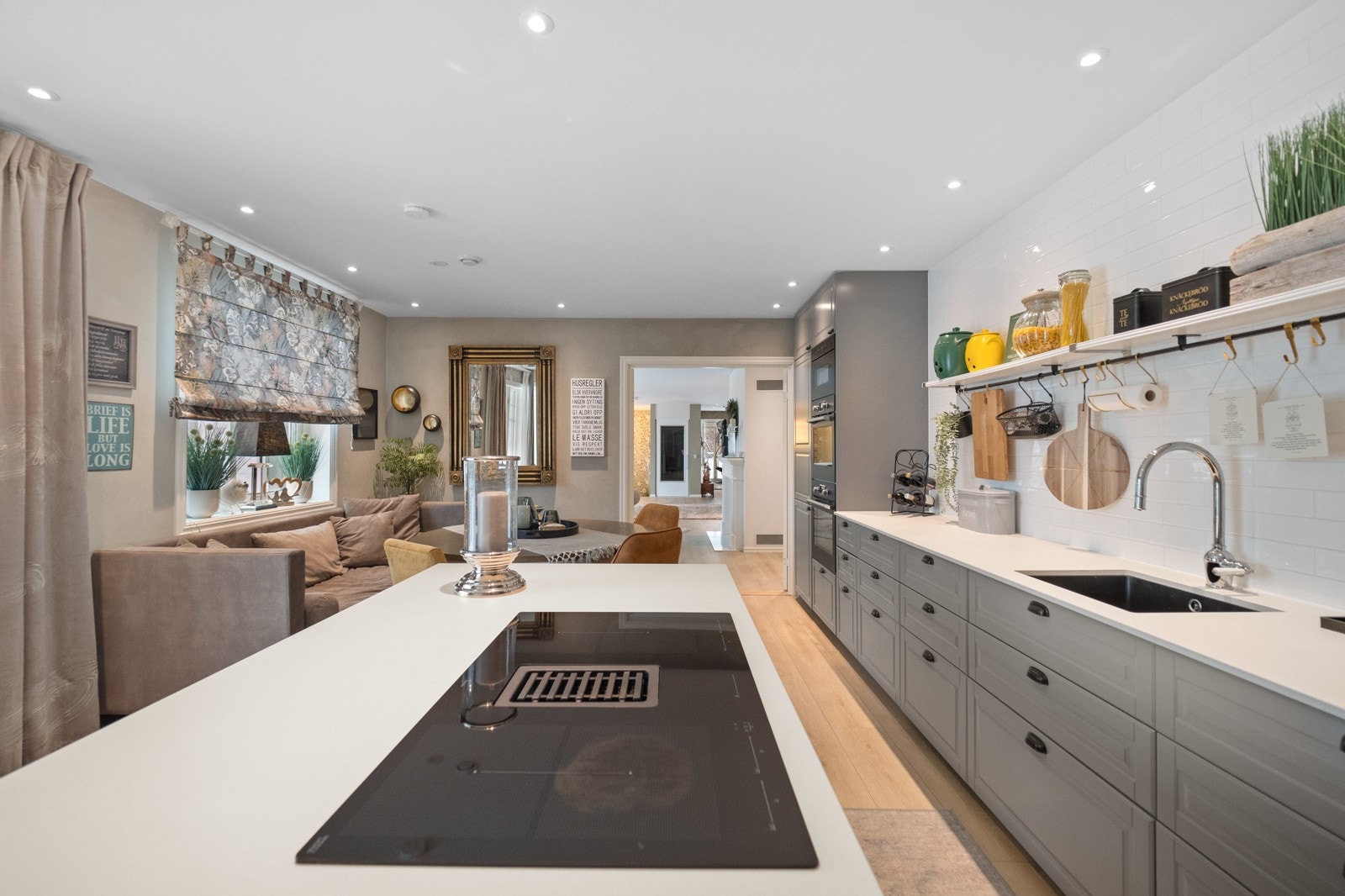 Kjøkkenet har underlimt vaskekum, god arbeidsflyt og rikelig med oppbevaringsplass. Galleribilde