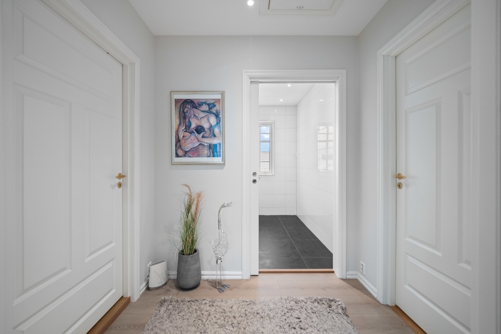 Vaskerommet har adkomst fra gangen utenfor mastersoverommet og familiebadet i andre etasje. Galleribilde