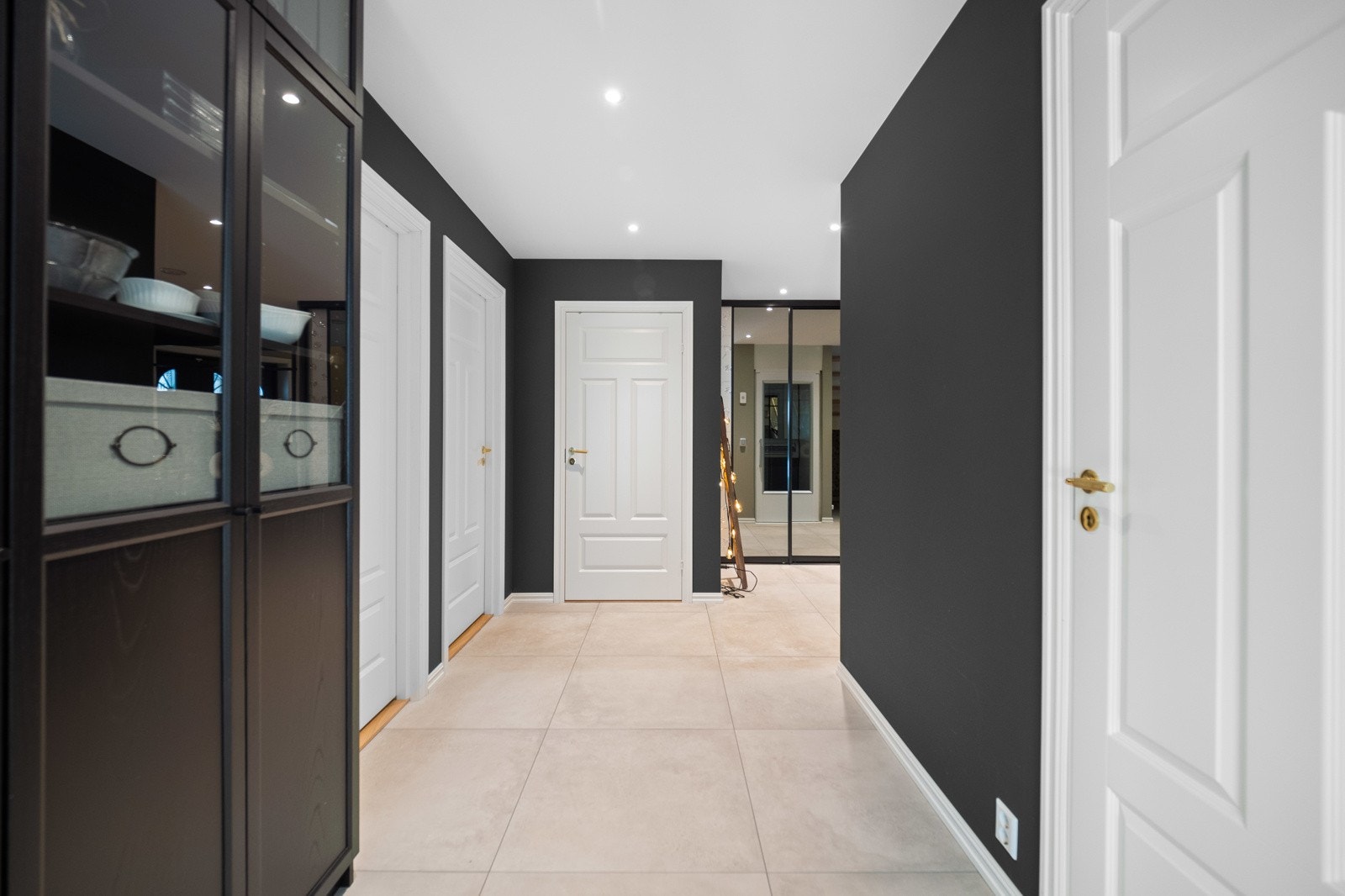 Hallen strekker seg innover i en gang, hvor det er god plass til ytterligere skap eller garderobeløsninger. Galleribilde