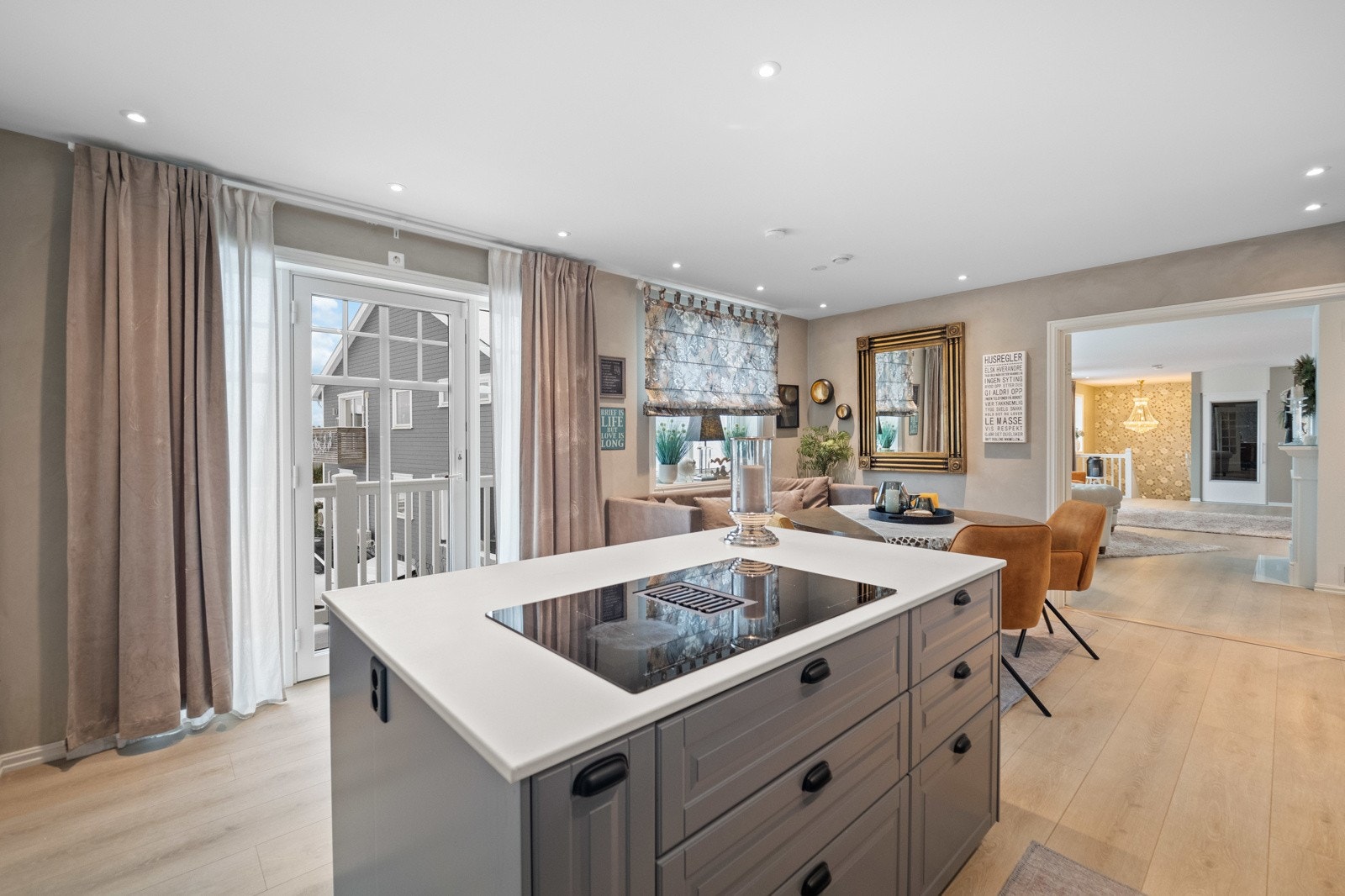 Fra kjøkkenet er det utgang til en østvendt balkong på ca. 2 kvm. En tilsvarende balkong har adkomst fra stuen. Galleribilde