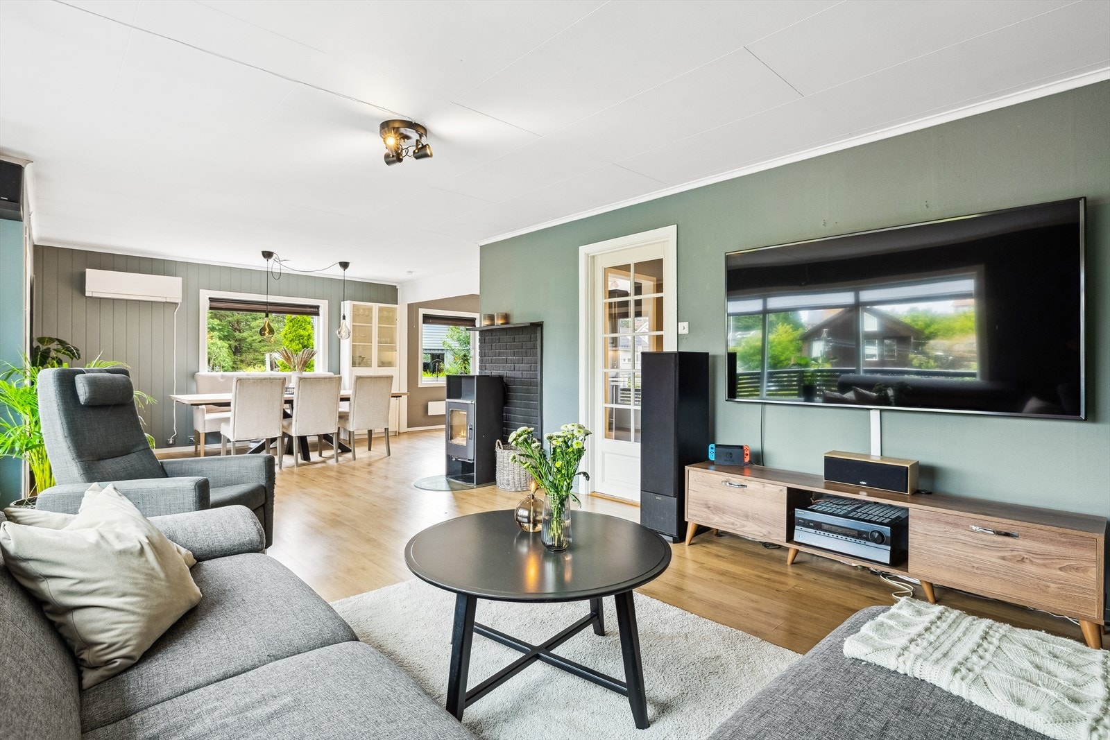 Stuen er lys og pen med moderne tidsriktig fargevalg Galleribilde