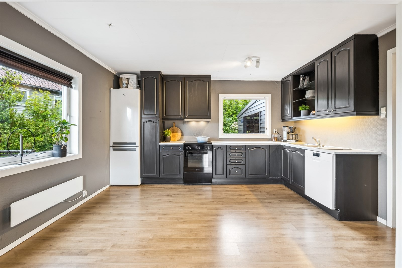 Stort og romslig kjøkken - Rikelig med benke- og skapplass Galleribilde