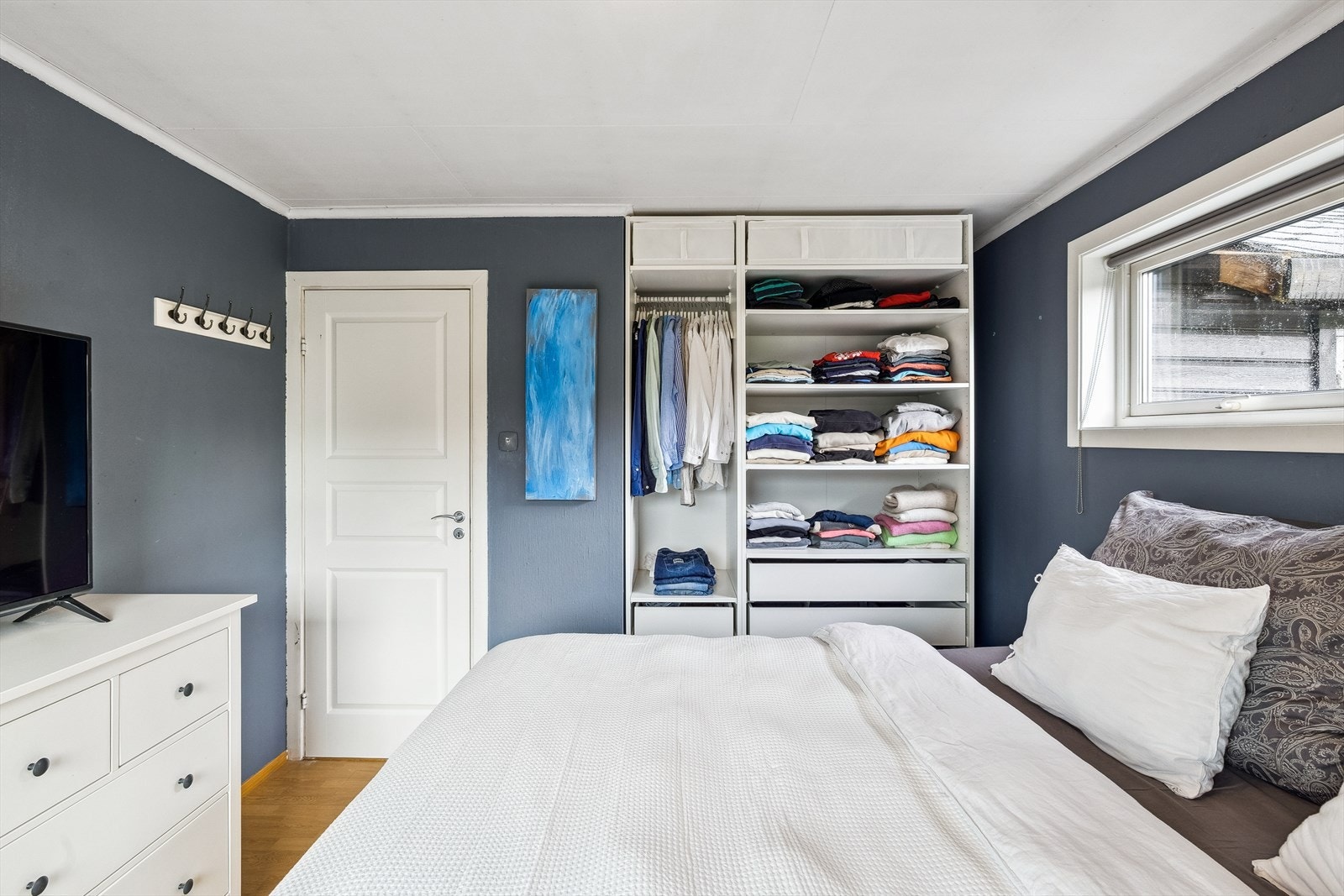 Plass til stor seng og garderobe Galleribilde