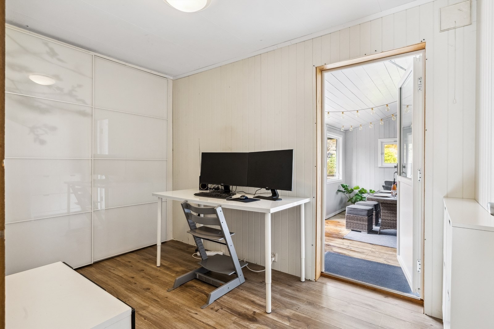 Kontor med garderobeplass og utgang ut i hagestue Galleribilde