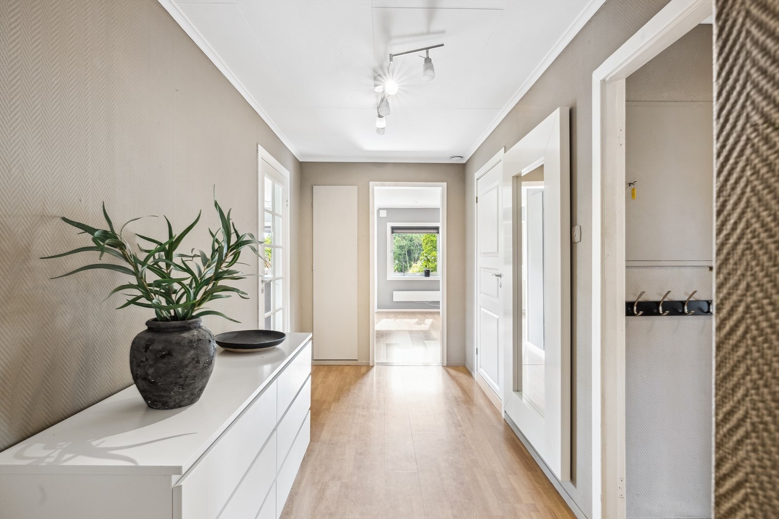 Gang fra éntre og inn til stue/kjøkken Galleribilde