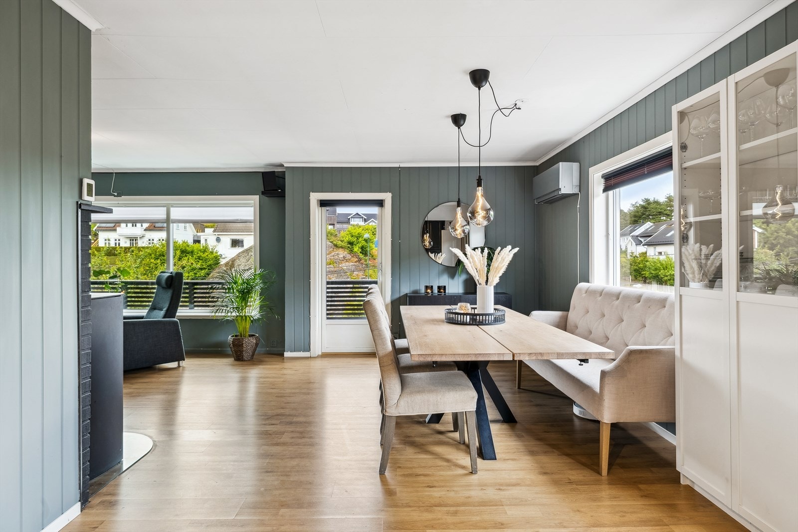 Plass til langt spisestuebord i forlengelse av kjøkken Galleribilde