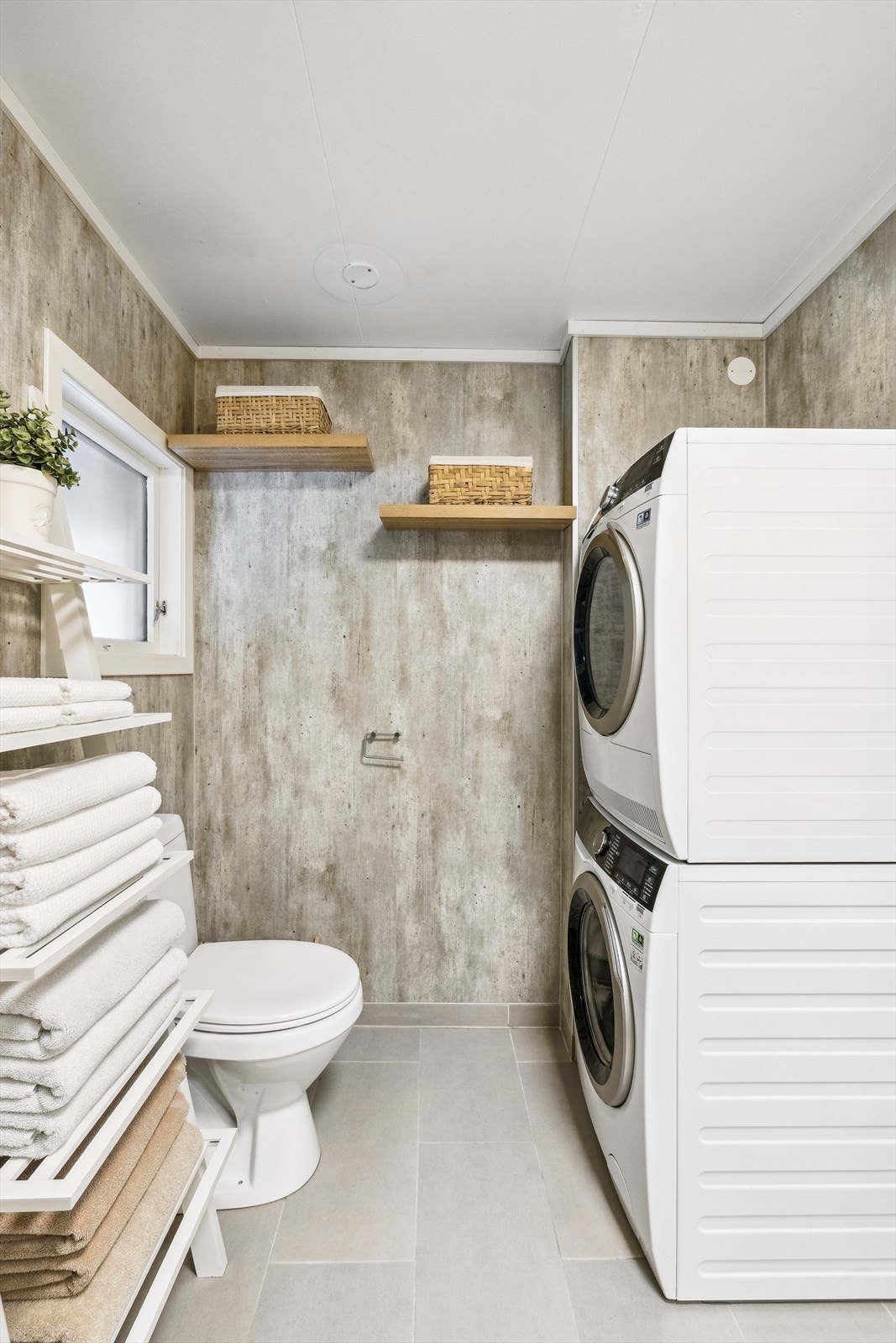 Baderom i 1. etasje. Opplegg for vaskemaskin Galleribilde