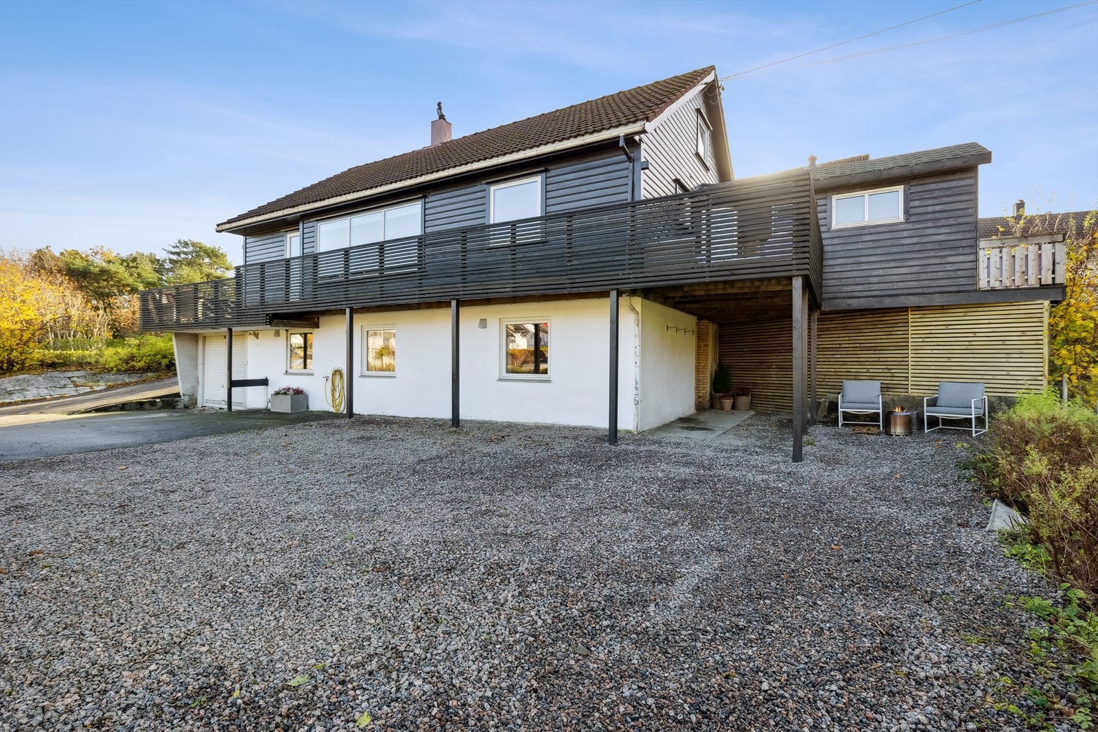 Stor romslig gårdsplass med plass til mange biler Galleribilde