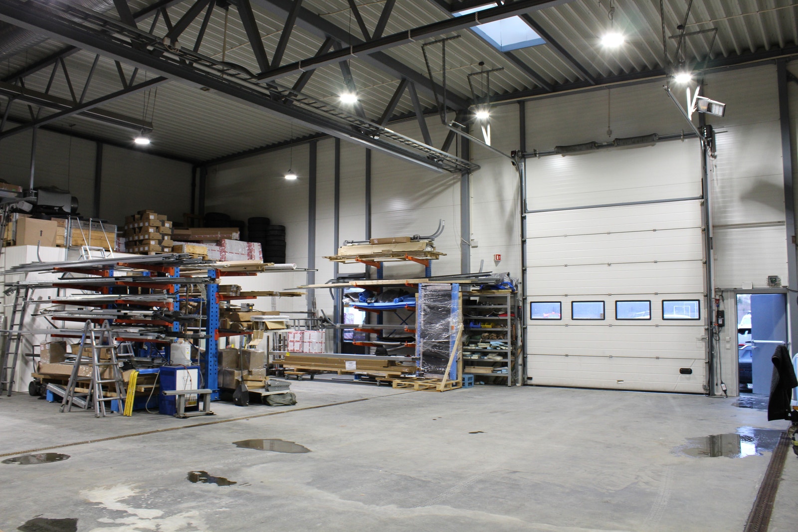 Stort verksted-areal tilknyttet oljeutskiller. Galleribilde