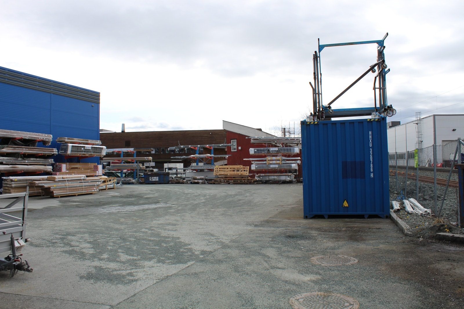 Utelagrings-plass og parkering. Galleribilde