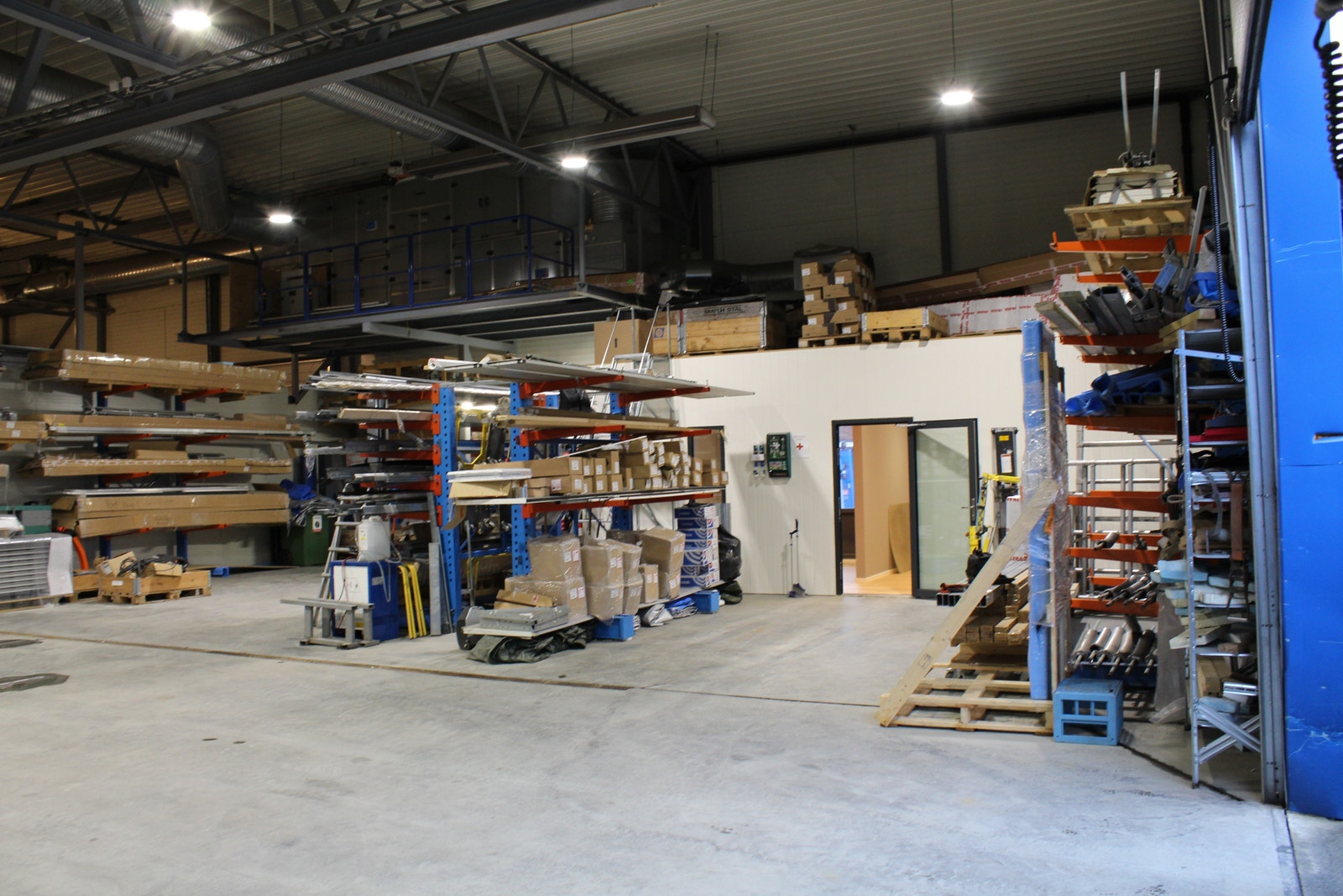 Lyse og åpne verksted og lager-arealer med god takhøyde og mulighet for bruk av innendørs truck med lagring i høyden. Galleribilde