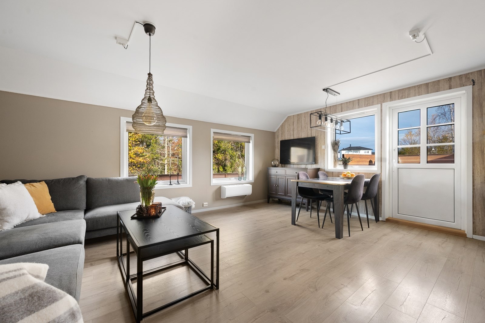 Hyggelig stue/spisestue med utgang til terrasse Galleribilde