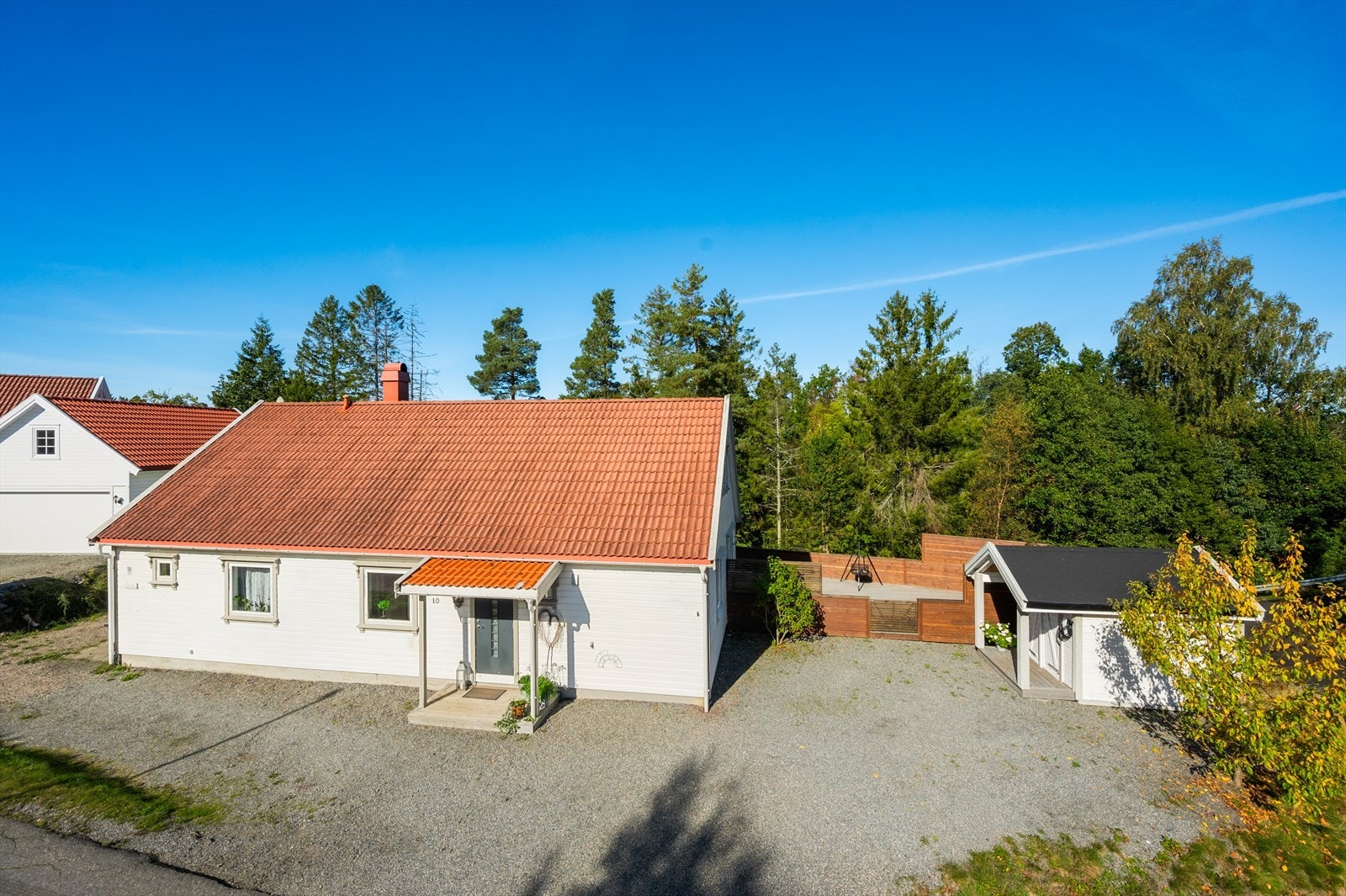 God plass til parkering og tilhørende utvendig bod. Galleribilde