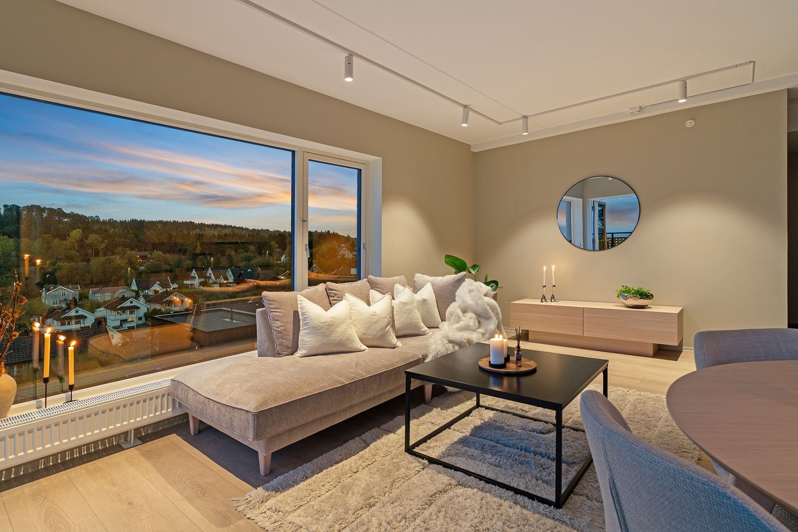 Leiligheten oppvarmes med blant annet fjernvarme via radiatorer. Galleribilde