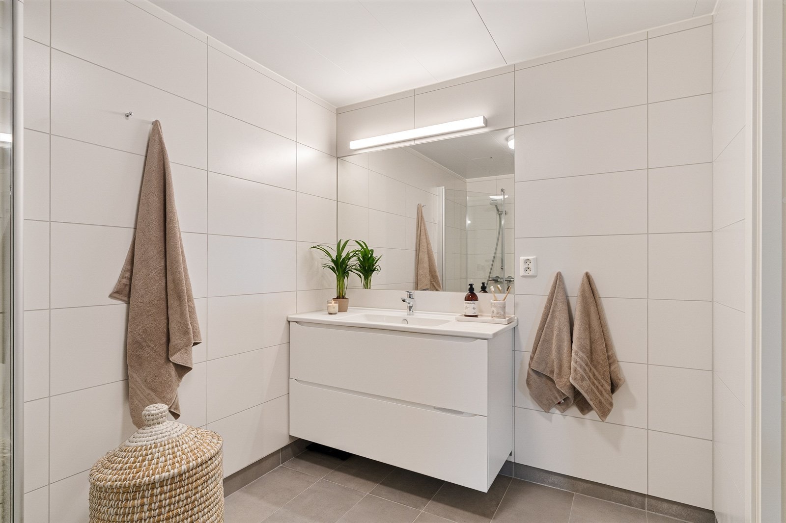 Rommet er utstyrt med dusjhjørne, vegghengt toalett og servantinnredning. Galleribilde