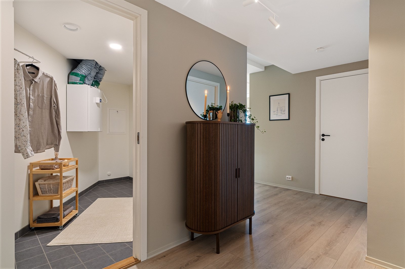 Leiligheten har et eget teknisk rom som også kan brukes som vaskerom. Galleribilde