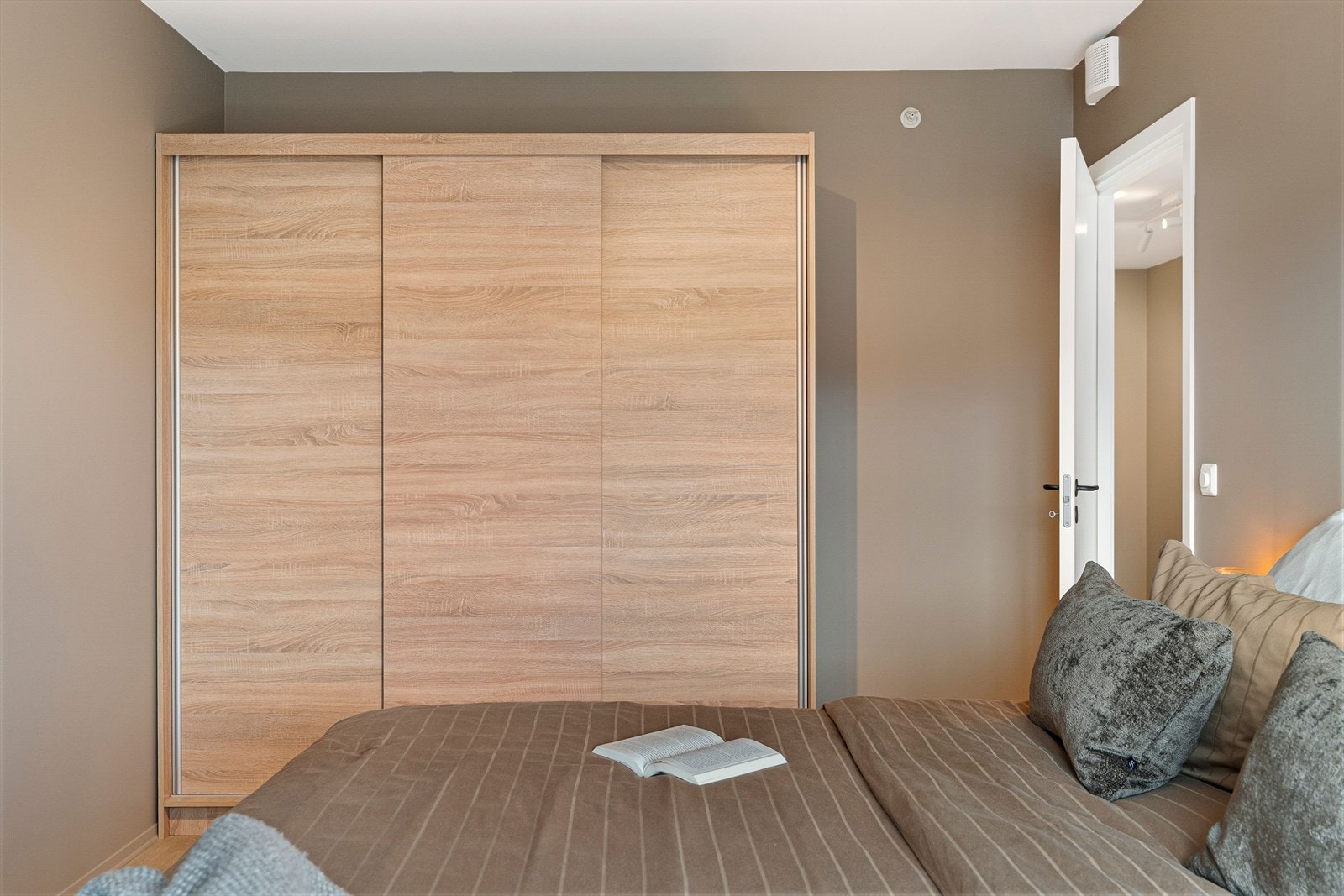 Begge rommene har store vinduer som slipper inn godt med naturlig lys og skaper en rolig atmosfære. Galleribilde