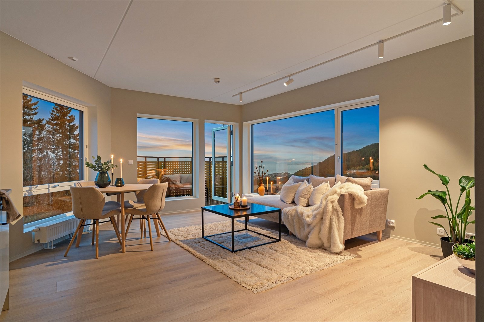 Hele leiligheten har fått tilstandsgrad 0 på alle punkter fra takstmannen. I tillegg er det gjenværende nybyggsgaranti fra utbygger. Galleribilde