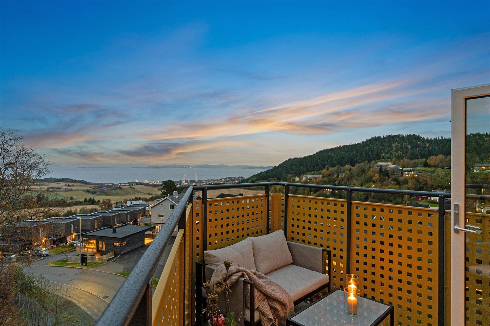 Fra stuen er det utgang til en koselig balkong med fantastisk utsikt. Galleribilde