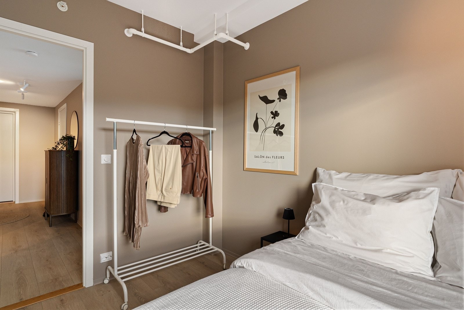 Også her er det plass til garderobeløsning. Galleribilde