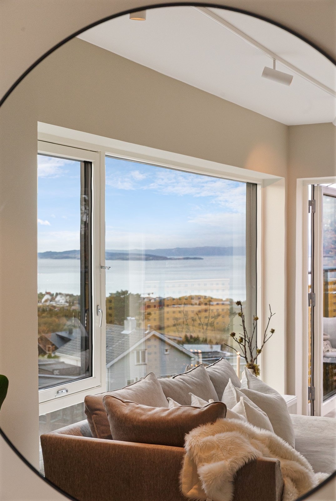 De store vindusflatene slipper inn rikelig med dagslys og ivaretar den nydelige utsikten. Galleribilde