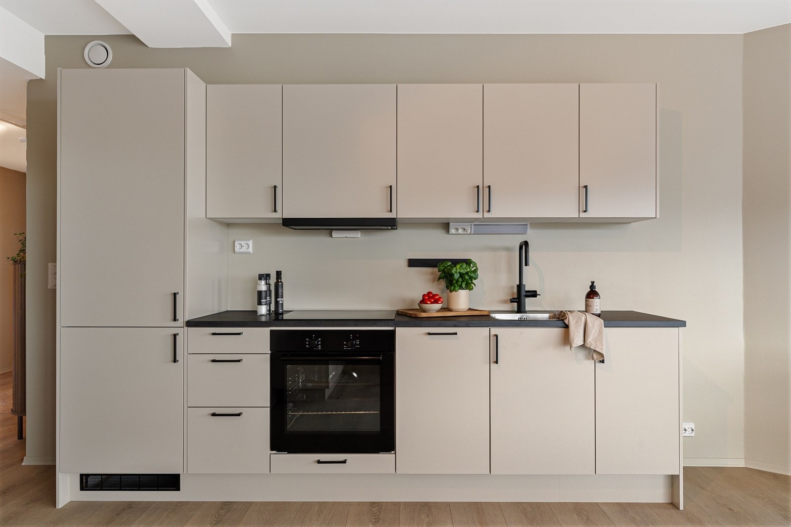 Kjøkkenet har en tidløs fargepalett som passer de fleste stiler. Kjøkkenleverandøren er Norema. Galleribilde