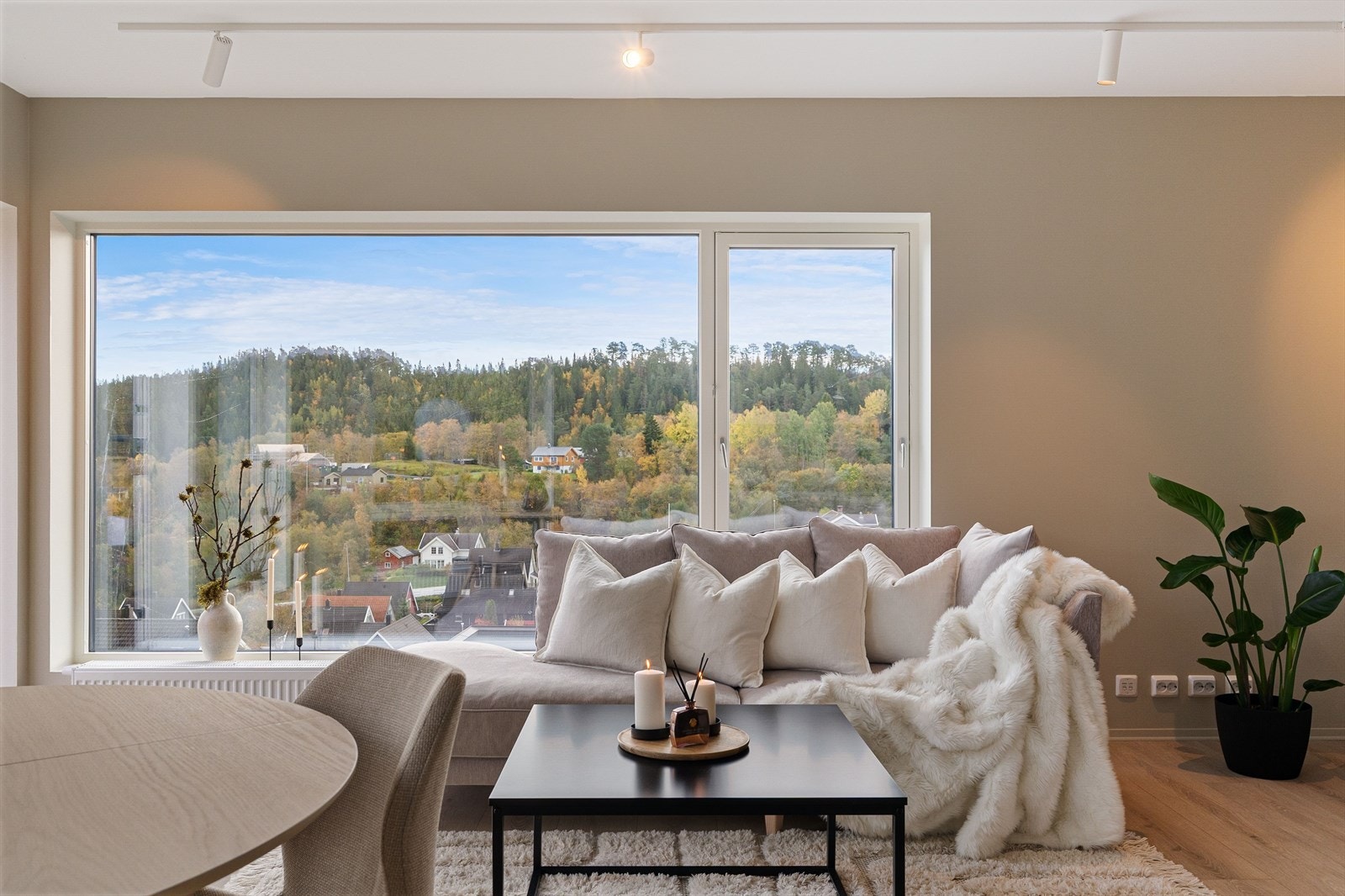 Boligen ligger i et nytt og attraktivt boligområde på Jakobsli. Her bor du i rolige og grønne omgivelser, med kort vei til daglige gjøremål Galleribilde