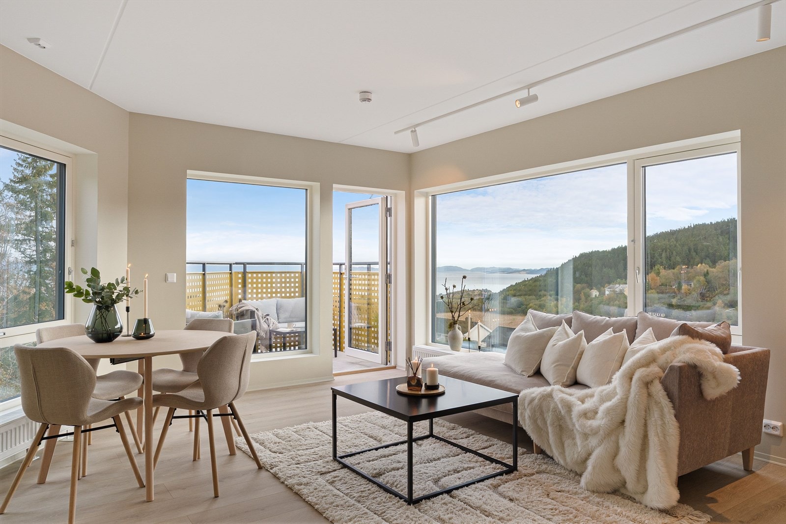 Her får du god standard, heis, balkong, parkeringskjeller og tilgang til en felles solfylt takterrasse. Galleribilde