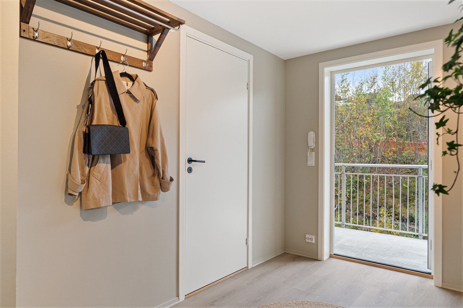 Velkommen inn i en lys og moderne entré som umiddelbart gir et godt førsteinntrykk. Galleribilde