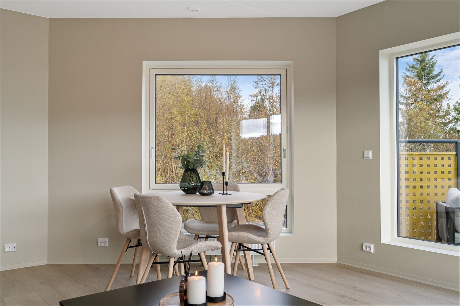 Spiseplassen er plassert inntil vinduene og gir en hyggelig atmosfære. Galleribilde