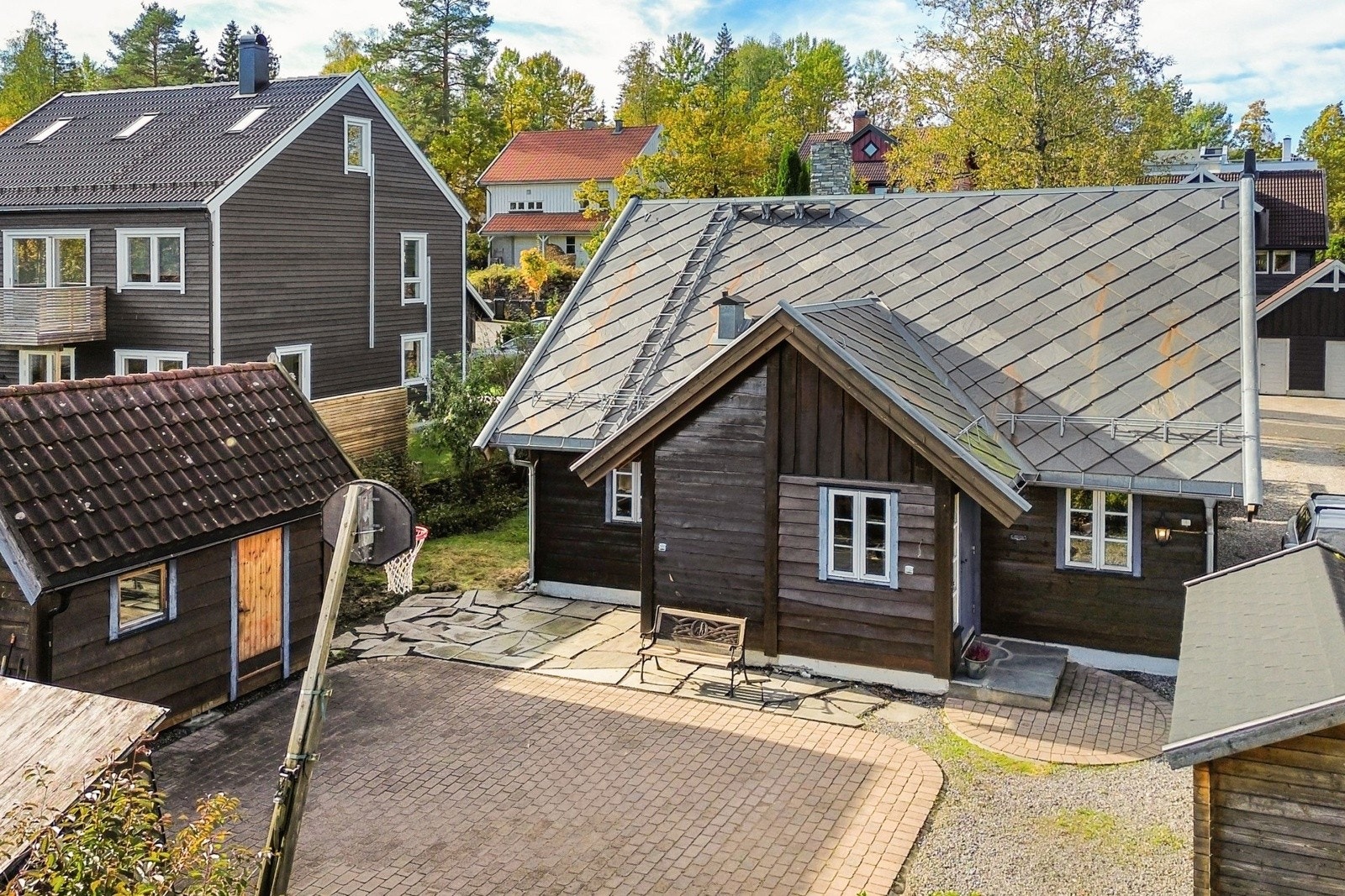 Det er 2 frittstående utvendige boder på tilsammen 15 m2 boder med god lagringsplass til alt fra hagemøbler, sykler og sesongutstyr. Galleribilde