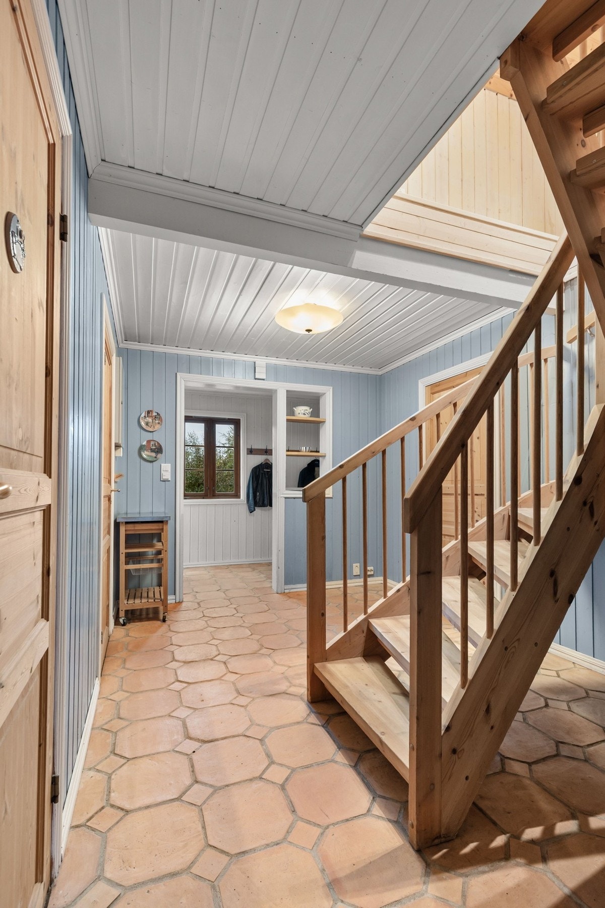 Fra entréen kommer man inn til en fin hall med trappeadkomst til 2. etasje. Galleribilde