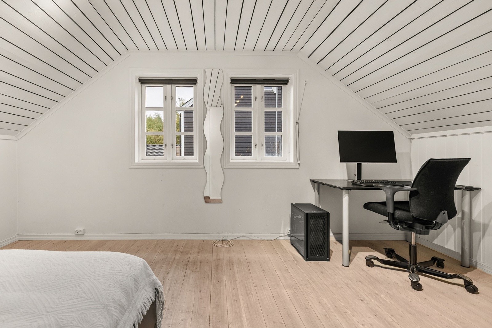 Begge rommene har vinduer som gir rikelig med dagslys og utsikt mot nærområdet. Galleribilde