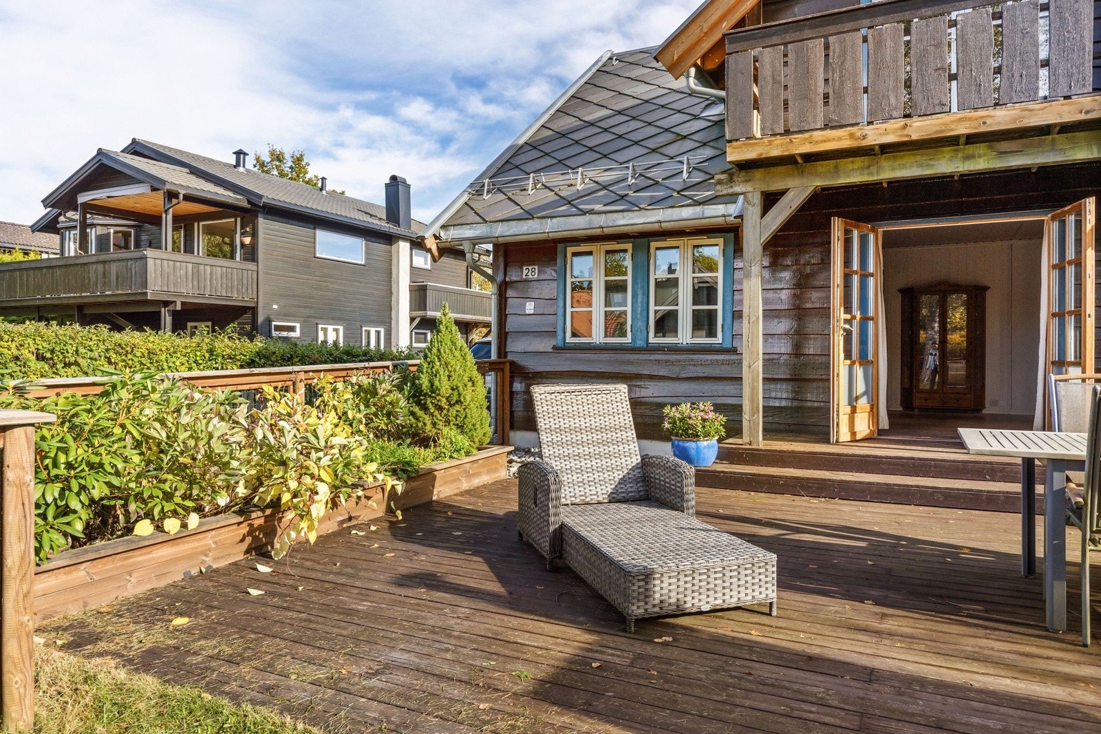 Terrassen har god plass til både spisegruppe, grill og loungeområde. Galleribilde