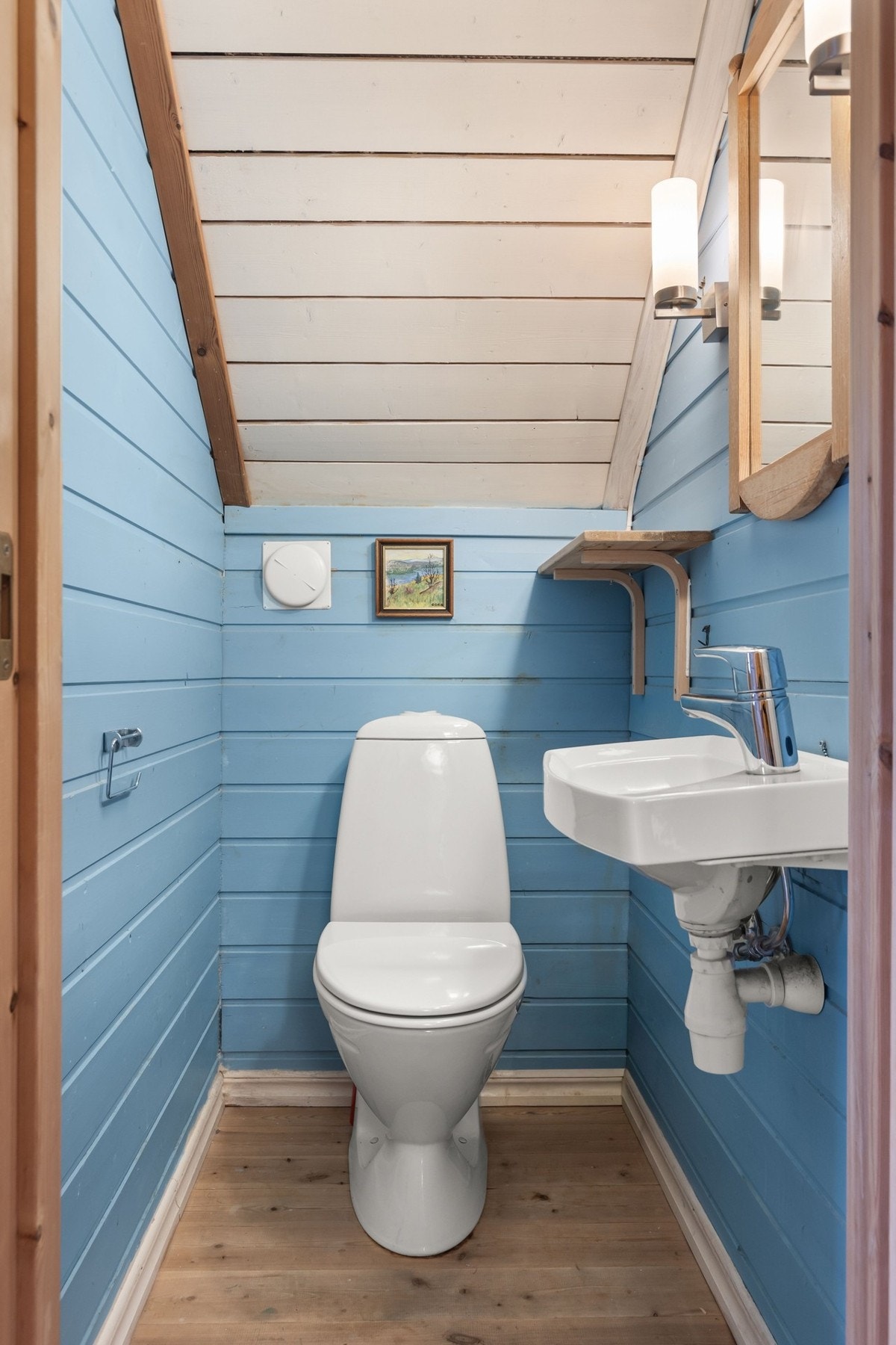 Separat toalettrom i loftsetasjen gjør hverdagen enklere - spesielt med flere i husstanden. Galleribilde