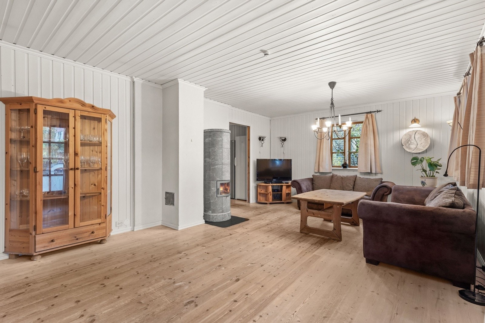 Stuen er boligens naturlige samlingspunkt - et rom som virkelig inviterer til hygge og samvær. Den har en god størrelse og fleksibel planløsning. Galleribilde