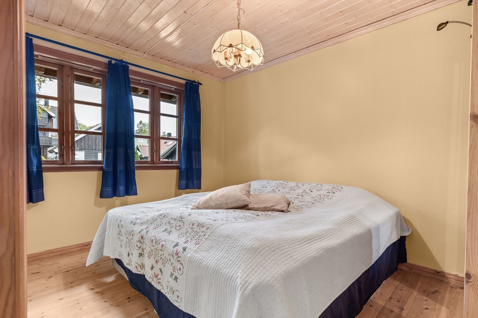 I boligen er det 3 soverom hvorav ett ligger i 1. etasje. Dette rommet ligger tilbaketrukket og rolig til, og passer perfekt som hovedsoverom. Galleribilde