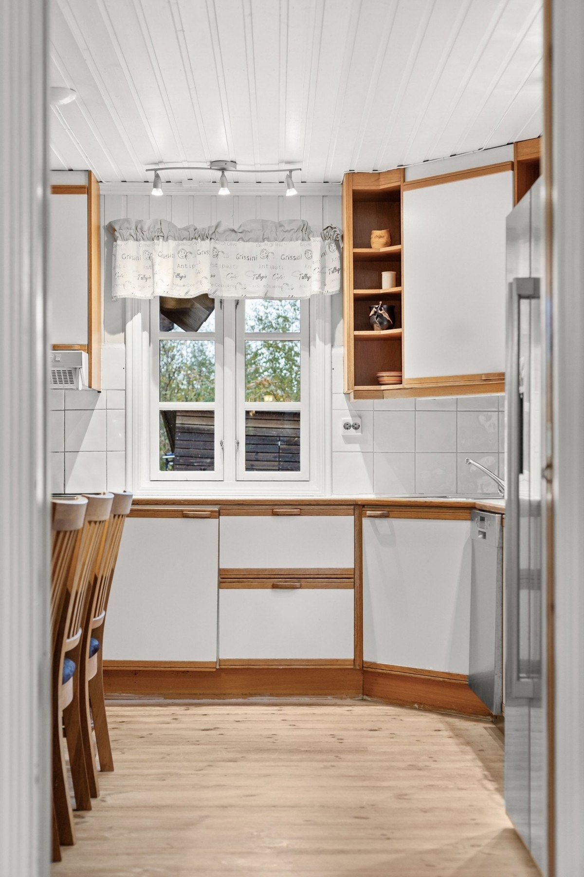 Innredningen har glatte fronter og benkeplate av laminat som gir god arbeidsflyt. Galleribilde