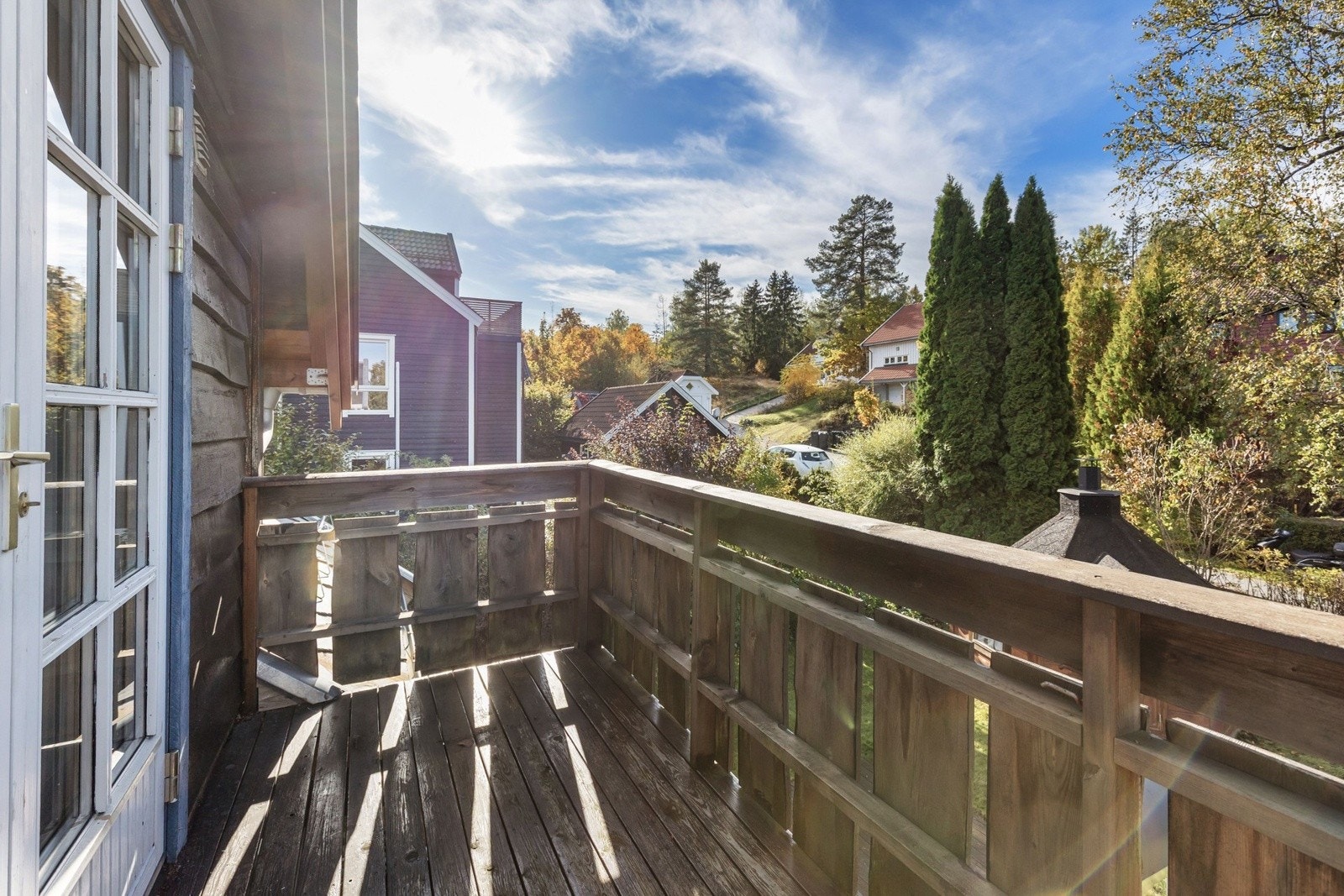 Utgang til en vestvendt balkong med hyggelig utsyn og fine solforhold Galleribilde