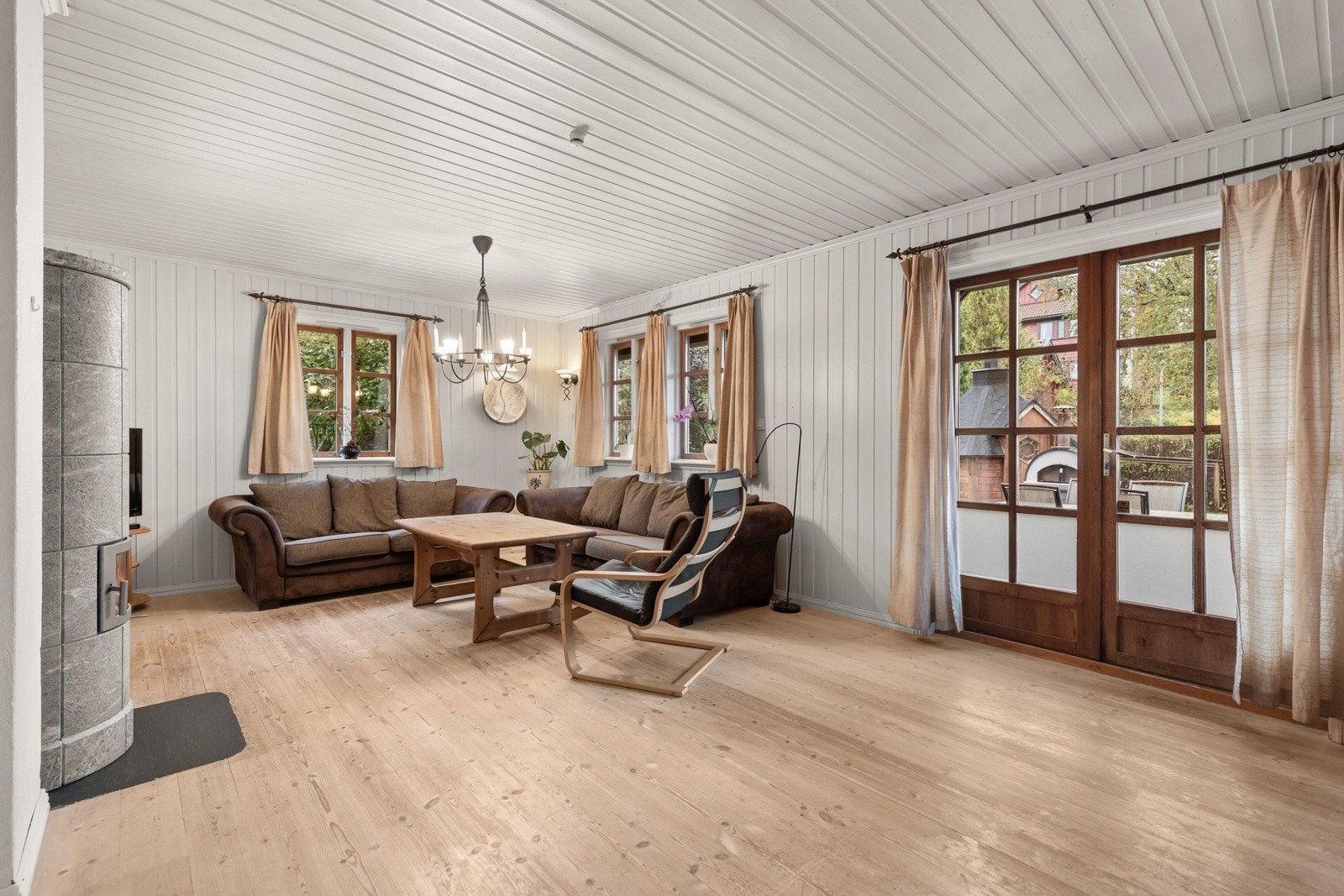 Eiendommen er beliggende i stille blindvei med gode solforhold fra morgen til kveld. Galleribilde